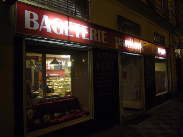 Noční světala Bageterie Panikafé